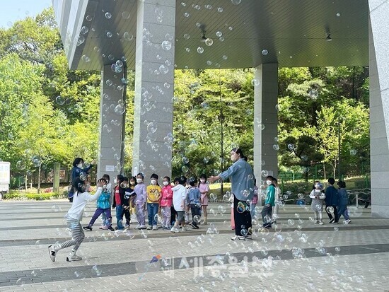 ▲사진은 충남안전체험관 앞 광장에서 비눗방울 체험을 하는 어린이들