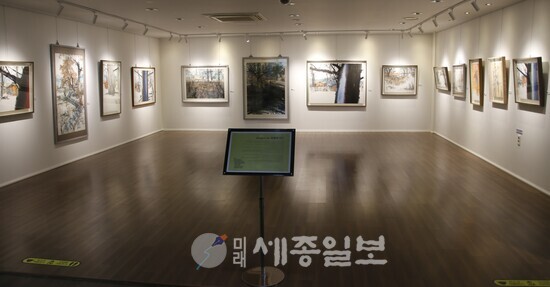 강전충 작가의 한국화 전시 모습