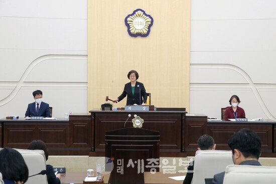 대전 동구의회 박영순 의장이 제266회 정례회 제1차본회의를 진행하고 있다.