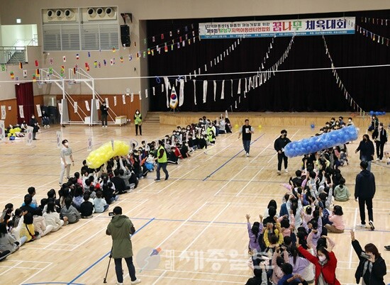 사진설명 : 22일 유성구종합스포츠센터에서 꿈나무 체육대회가 개최된 가운데, 참여 아동들이 프로그램에 참여하고 있다.