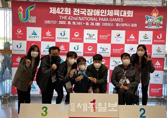 사진설명 : (왼쪽에서 네 번째) 천민기 선수(역도)
