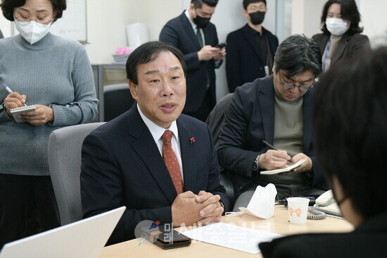 최민호 세종시장이 12일 시청 기자실을 방문해 김영환 충북지사의 사과 메세지를 소개했다.