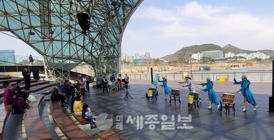 (사)한국대중음악인연합회 대전시지회에서 펼치는 시민사랑 힐링 봉사 음악회 모습