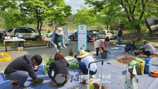 '찾아가는 반려식물 교육'에 참여한 시민들의 모습