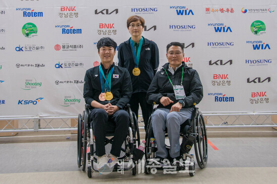 사진설명 : (앞줄 왼쪽부터)김동일 선수, 장성원 감독, (뒷줄) 김연미 선수