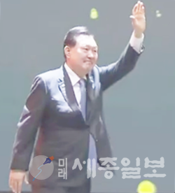 윤 대통령이 23일 공주 '2023년 대백제전 개막식' 참석 충청도민에게 손을 흔들어 인사하는 모습