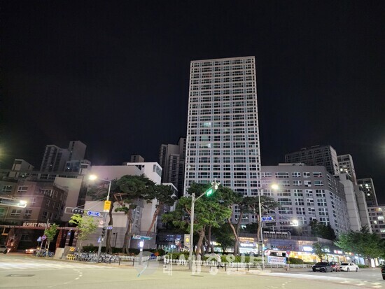24일 저녁 정전이 발생한 한솔동 첫마을 아파트 단지 모습(사진=안신일 세종시의원 제공)