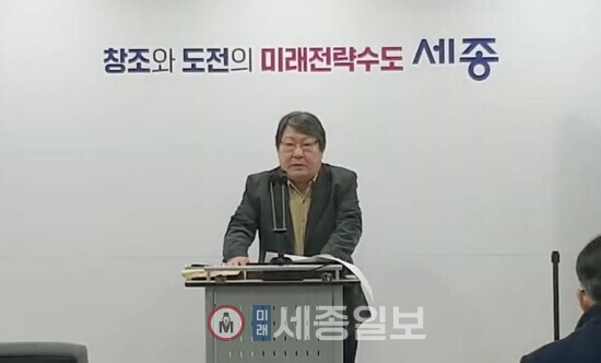 김성구 한누리연합 대표가 기자회견을 열고 의혹을 제기하고 있다.