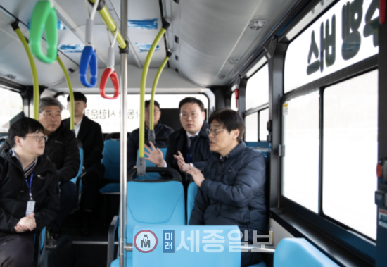 김형렬 행복청장(오른쪽 첫번째)이 자율주행버스에 시승하여 관계자의 설명을 듣고 있다.(사진제공=세종시행복청)