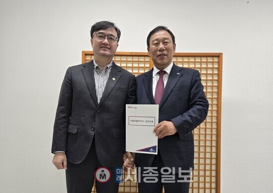 왼쪽부터 임기근 기재부 제2차관, 최민호 세종시장