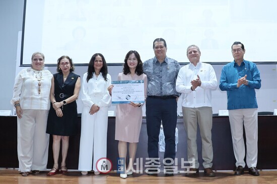 전나영_IWPG_대표,_멕시코_대학서_평화문화_증진상_수상 모습