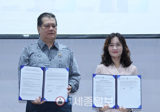 유민숙 IWPG 글로벌 10국 국제협력부장과 기예르모 나르바에스 오소리오 UJAT 총장이 평화교육 협력을 위한 양해각서(MOU)를 체결하고 사진촬영 모습