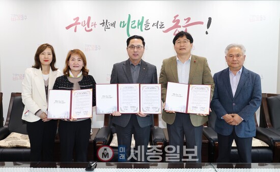  돌봄센터 운영 위·수탁 협약 체결 모습